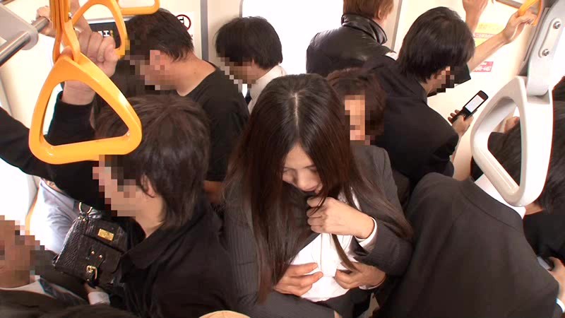 満員電車、高身長で巨乳の女の胸が小柄な俺の顔にむぎゅうと押し当てられる。恥ずかしそうに顔をそむけながらもその場を離れないので痴●してみた！