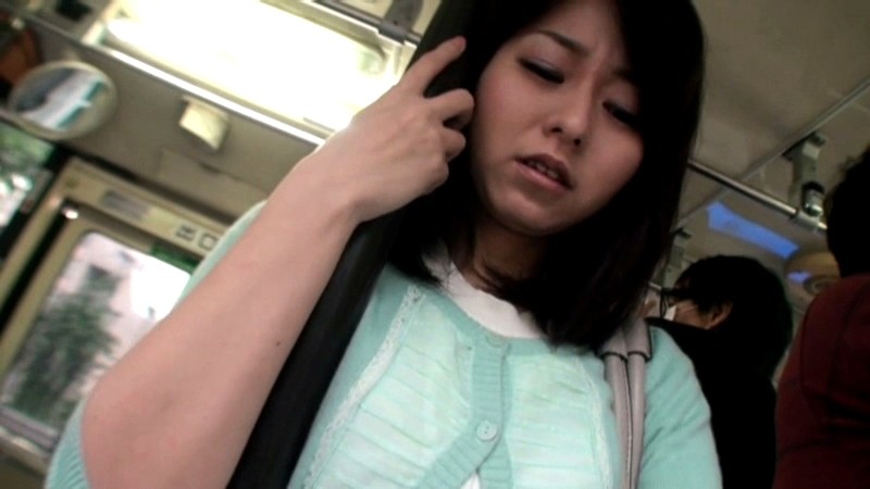 汗ばんだ人妻のカラダは発射寸前の熱いペニスと密着すると5秒で火がついた