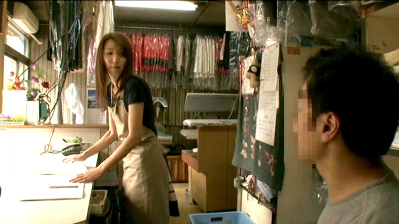 接客中に顔を紅潮させながら感じまくるパート妻 2～スーパーレジ、ラーメン屋、お好み焼き屋、クリーニング屋～