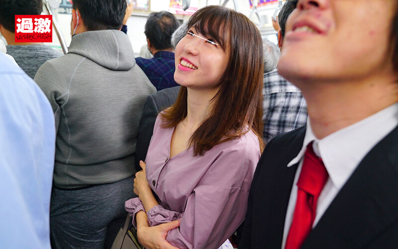 夫の横で痴●され腰をクネらせ発情した妻は自らチ○ポを求めて無言でイキまくる