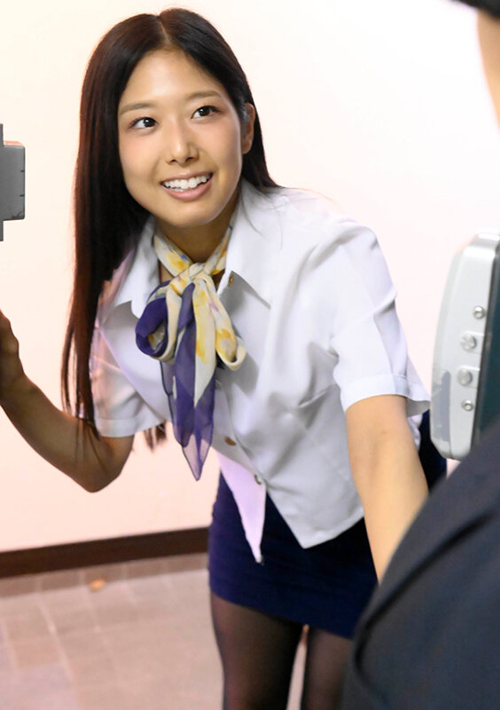 自宅でエステ始めたプリ尻若奥様。近所の知合いの息子が来てマッサージしてたら勃起が全然収まらず、お互いのムッツリスケベを隠しきれず挿入までヤッちゃった！ 前乃菜々前乃菜々