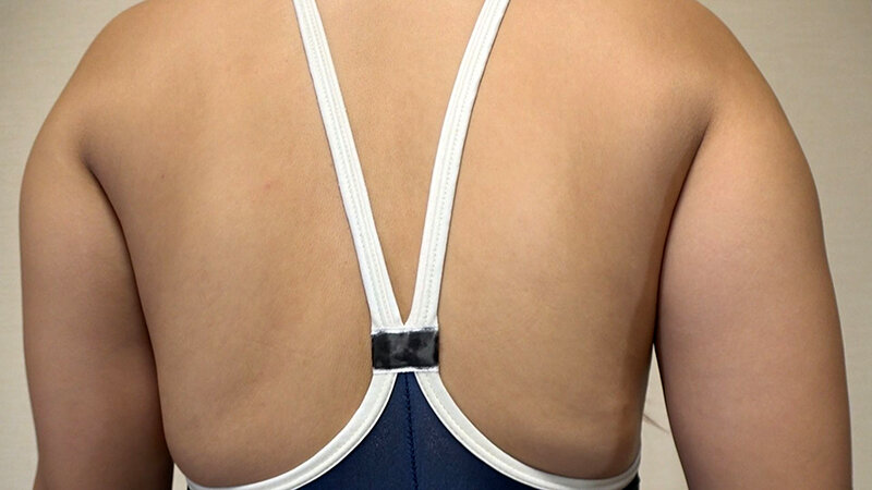 和久井美兎 濡れてテカってピッタリ密着 神スク水 可愛い女子のスクール水着姿をじっとりと堪能！着替え盗撮から始まり貧乳から巨乳にパイパン、ハミ毛、ジョリワキ等のフェチ接写やローションソーププレイやスク水ぶっかけ等を完全着衣で楽しむAV和久井美兎