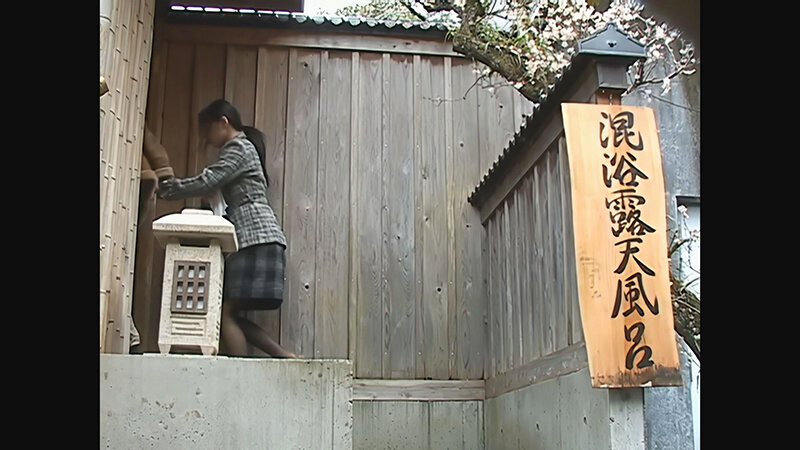 【 AI リマスター版 】混浴露天風呂で美人妻と夫の目の前で仲良くなって、セックスできるのか！？