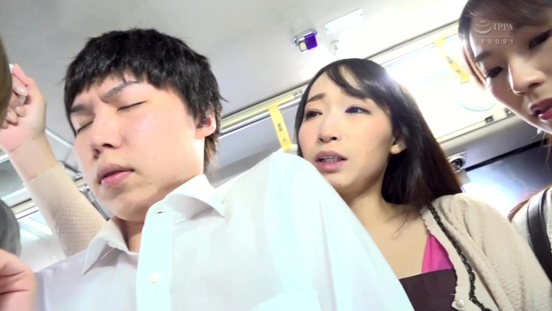 満員バスで人妻たちの巨乳にピッタリ押し付けられて通学中の僕のイチモツびんびん！股間に勃起チ○ポを感じた奥さんたちの隠れた性欲も爆発して車内でハァハァ止まらない。握ったイチモツをパンティずらしてその場で膣奥まで飲み込まれちゃいました。