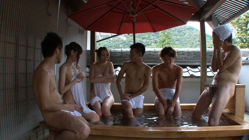 混浴風呂に入ったら二人連れの息抜旅行をしている人妻が二人居たので勃起チンポ見せつけてナンパしてヤラしてもらいました。