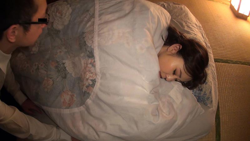 【配信専用】声を出せない状況で布団の中で密着ねっとり愛撫SEXでマン汁垂れ流してこっそりイク女たち