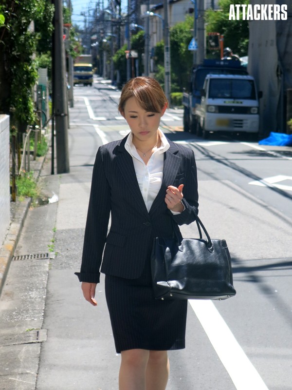 あなた、許して…。濡れた白肌 小西悠小西悠