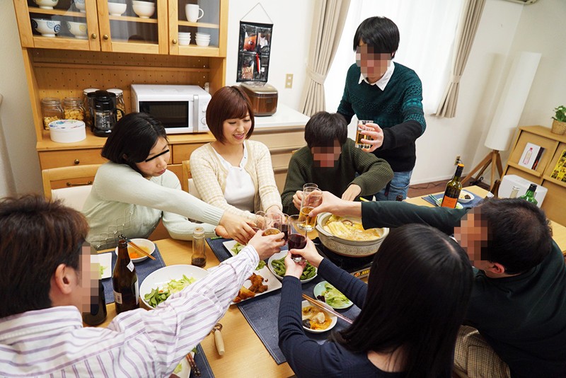 P●A会長を務める巨乳妻の寝取られ映像 私が不在の親睦会でお酒を飲まされ泥●状態のウチの嫁が男性役員たちに嬉しそうに中出しされていた… in世田谷区●●町●丁目●番地