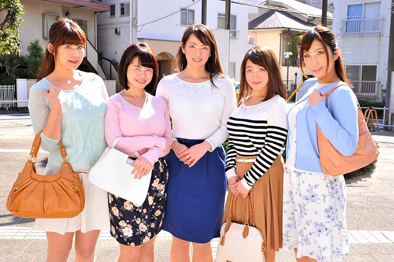 旦那の居ぬ間に突撃交渉！幼稚園に子供を送った帰りのママ友さんたち！童貞くんと自宅で人生初の王様ゲームしてみませんか？旦那とご無沙汰な欲求不満妻を独り占めでハメまくり！！中出し放題！！念願のハーレム筆下ろし大乱交 4 in品川区●●町●丁目●番地