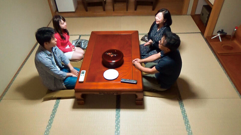 新・夫婦交換会 愛情はあるのにマンネリ気味で刺激が欲しい中年夫婦がスワッピングパーティーに参加して旅館の一室で自慢の妻の裸を見られ、抱かれ、悶え、喘ぐ姿に燃え上がる