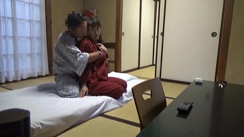 温泉宿で布団を敷きに来た仲居さんを口説いてそのままセックス！その一部始終をこっそり部屋に仕掛けたカメラで隠し撮り！！