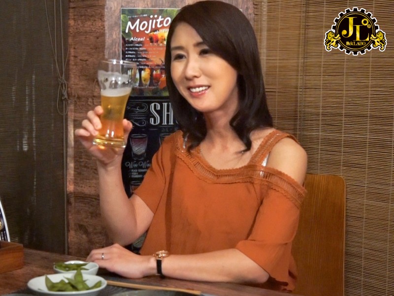 「おばさんを酔わせてどうするつもり？」若い男女で溢れ返る相席居酒屋で一人呑みしている熟女を狙い撃ちで口説いてお持ち帰り！寂しさと欲求不満が募った素人奥さんの乾いたカラダはよく濡れる！！VOL.53