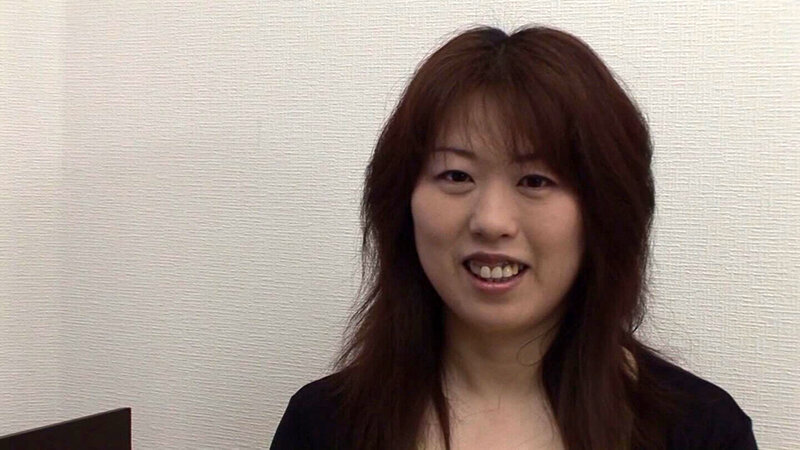 笑顔が可愛い童顔奥様！旦那が構ってくれない寂しさに耐え切れずAV出演！そんなイケナイ奥様にはガンガンSEXであつ～い精液をプレゼント！