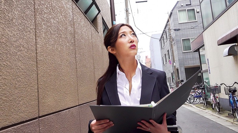 訪問先でおもちゃの実演販売をするトップセールスレディ 水川スミレ水川スミレ