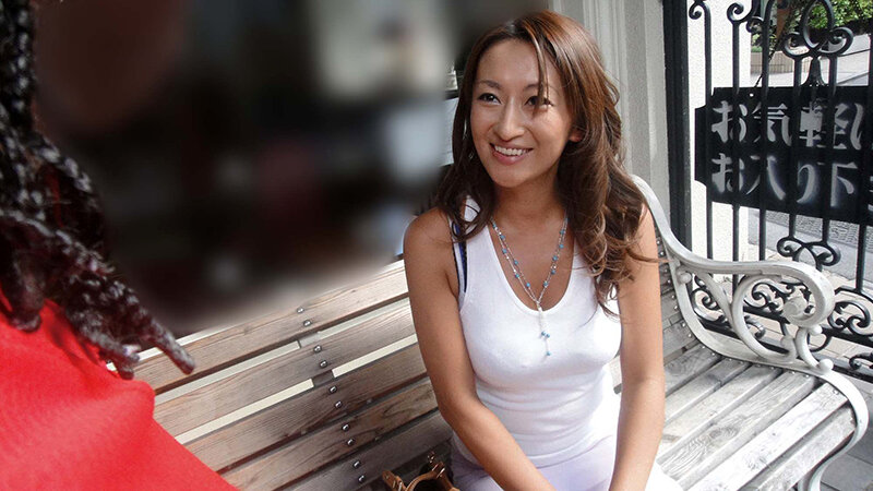 「やっぱり大きいのかな」「ちょっと興味あるかも」黒人にナンパされた熟女さんはデカマラに興味津々 想像以上の巨根を膣奥まで突っ込まれ狂ったようにイキまくる 黒人マラで昇天する素人熟女12人4時間SP3