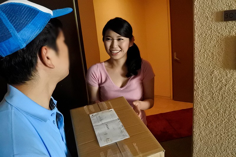 玄関開けたら媚薬塗りチ○ポで隙アリ妻を宅配即ズボハメ！！一度キマれば最初抵抗していた奥さんも生ハンコを自ら受け入れよが…