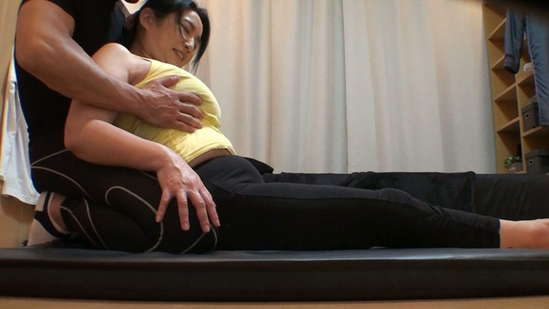 こんなおばさんで興奮したの？女を忘れた更年期おばさんでも親子ほど年の離れたインストラクターと密室で二人っきりなら自分の汗ばんだ胸元に発情した若いギンギン勃起チ○ポで迫られたら内心うれしいvol.2