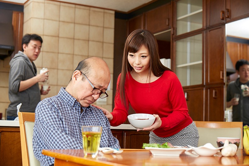 子作りに積極的なデカ尻義母の卑猥なフェラ尻に息子の理性は崩壊！暴発して熟睡している父の横で愛液溢れる義母マ○コに即ハメ生挿入！欲求不満なカラダは息子の激ピストンで何度も悶絶絶頂！父に代わって着床するまで何度も中出し！神ユキ・江上しほ・瀧本まい