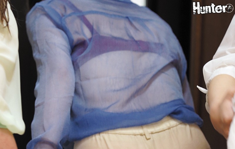 突然のゲリラ豪雨で草刈りしていた若妻たちがズブ濡れでブラ透けまくり！パンツも透けまくり！！町内会の草刈りに参加したボク。周りはきれいな若妻…