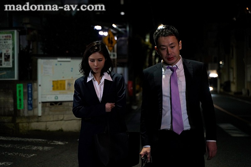 『終電…、なくなっちゃったね…。』 不敵な笑みで年下男を誘う、絶倫女上司と一夜の過ち―。 武藤あやか武藤あやか