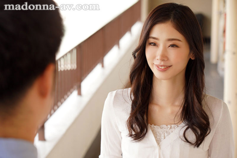 甘い囁きに流されるまま、僕は大学を留年するまで、人妻との巣篭もりSEXに溺れて…。 小松杏小松杏