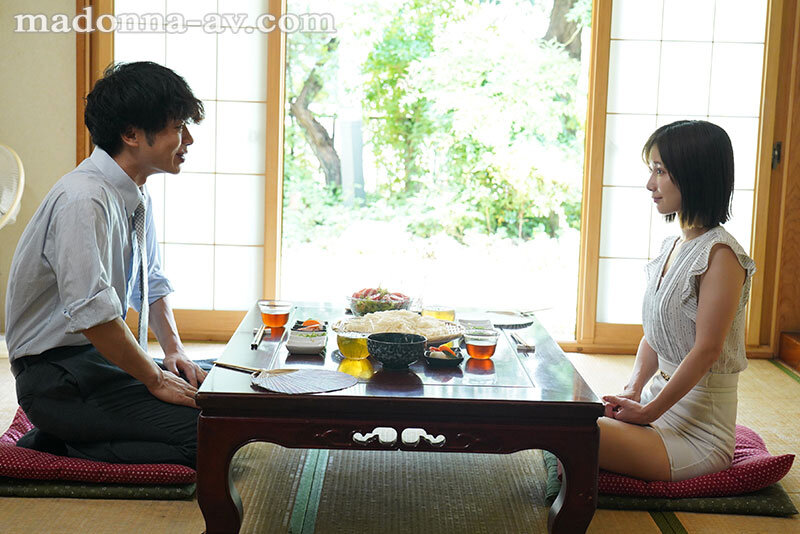 汗ほとばしる人妻の圧倒的な腰振りで、僕は一度も腰を動かさずに中出ししてしまった。 小島みなみ小島みなみ