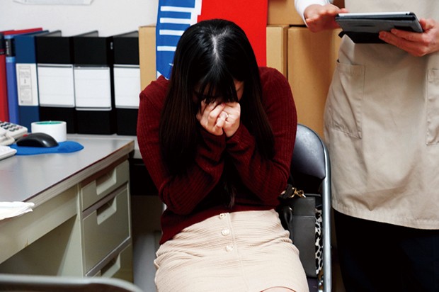 都内某有名スーパーマーケット店長撮影 万引きした美人妻にデカちん20cm砲悪徳エロ店長が中出し折●する動画