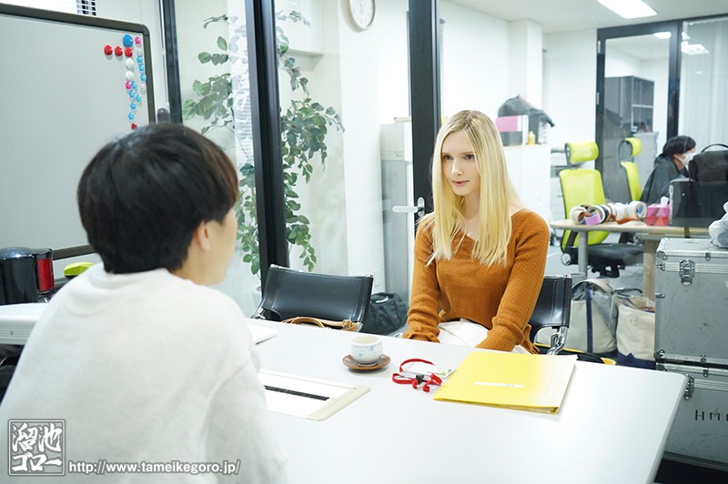 「映像関係」というパート募集に応募して採用された会社はAVメーカー。ADとして働き始めたのにいつのまにか人妻女優としてAVデビュー リリー・ハートリリー・ハート