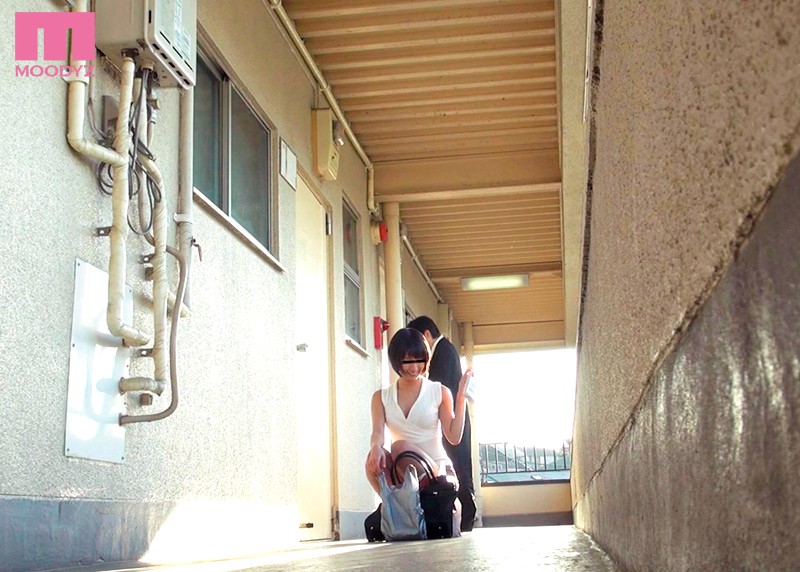 隣に住む人妻がコンドームを落として僕を誘惑！