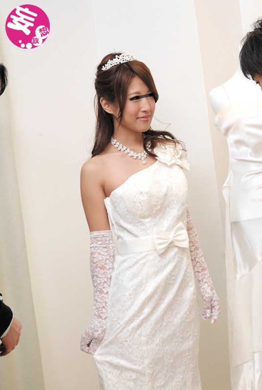 結婚式直前の美人新妻限定ブライダルオイルエステ ～夫婦でウェディングドレス店を訪れ、併設されたエステサロンでオイルマッサージに思わず感じてしまい、夫が隣にいるにも関わらず絶頂しまくる美人新妻～