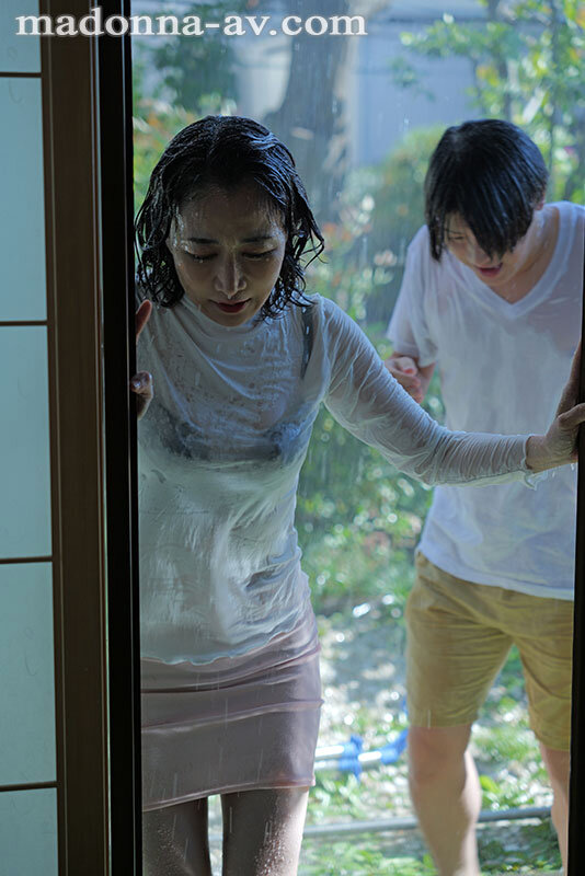 濡れ透ける母の肢体―。同じ屋根の下で二人きり…。 ゲリラ豪雨の夜ー。母子グショ濡れ相姦 瀬尾礼子瀬尾礼子