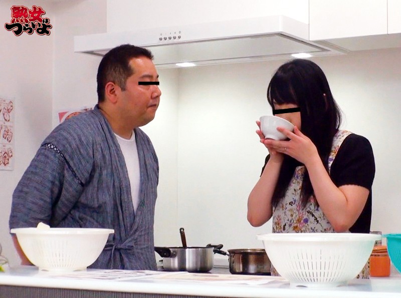 あのTVで有名なカリスマ料理人K氏 わいせつ事件の被害者は数百名？！ 料理教室に通う奥さんは先生に味見してみてと言われるがままに媚薬スープを飲まされて…「どうぞ味見してください」「はい」「ハぁハぁぁなんだか身体があついですうぅ」