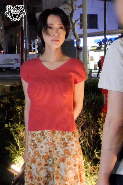 バイト先で働く美しい人妻を家に連れ込み中出しセックス 君島みお君島みお