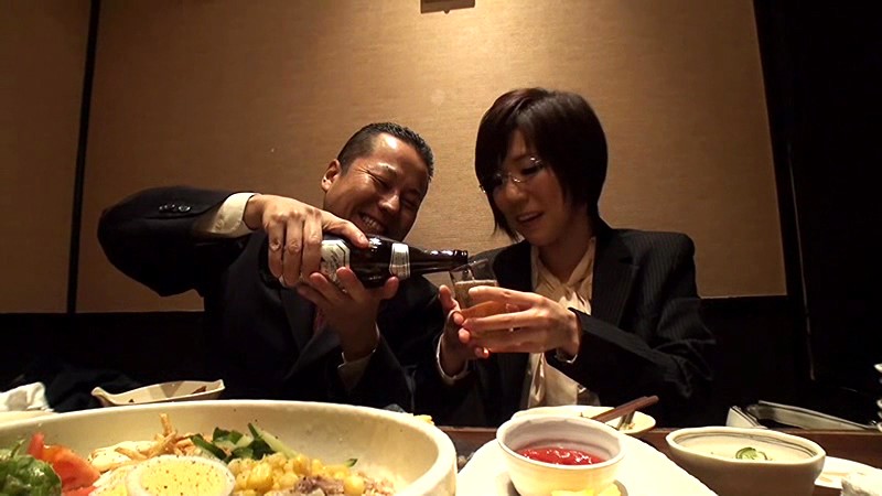 憧れの女上司とふたりで地方出張に行ったら台風で帰りの新幹線が運休のため急遽現地で一泊する事になりました 橋本麻衣子橋本麻衣子