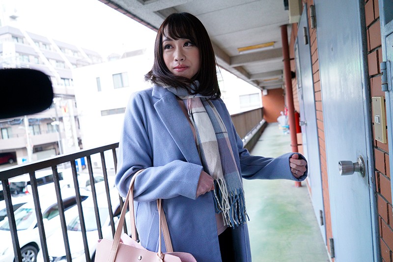 素人妻が一般大学生の自宅にコンドーム1つ渡され一泊 一度のゴム姦では満足できず宿泊中2度もガチ中出しを許してしまう騎乗位で自ら勃起乳首を弄くり回す美人妻 ゆうかさん28歳