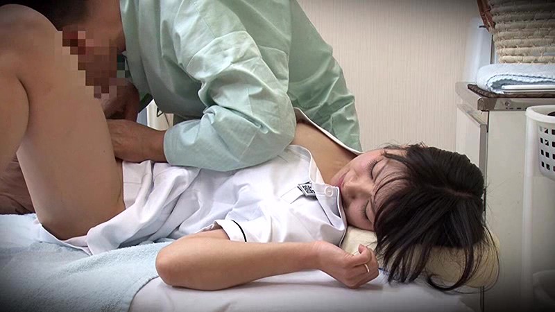 【職場で寝取る！】予想外に可愛い極上の巨乳マッサージ嬢が施術中にまさかの陥落！職場で客に寝取られる人妻たちを盗撮15人4時間