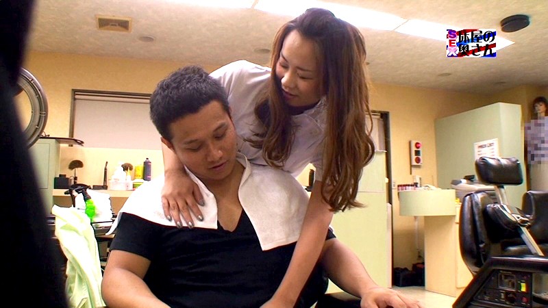 潜入盗●！夫の留守中に客を誘う床屋の奥さん（4）