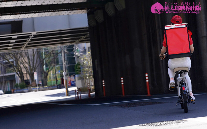 巷でウワサの人妻出張感 男を惑わす肉感完熟デリバリー 敏感！乳首イキ！！内緒の爆乳Kカップ奥さまが疼いたカラダを満たす秘密のアルバイト 小梅えな小梅えな