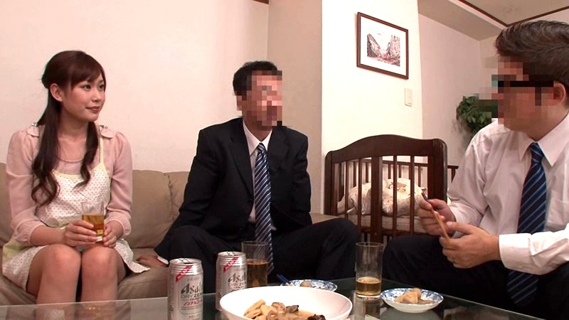 いけない関係だからと遠慮して腹出ししたのに、その出したてほやほやザーメンを自分のマ○コに塗りたくって、2発目は中出しを誘ってくる友人の妻