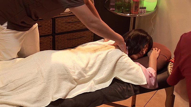 悶絶寝取りカップルエステ 彼氏の隣できわどいマッサージに身悶える彼女！その後は…！？