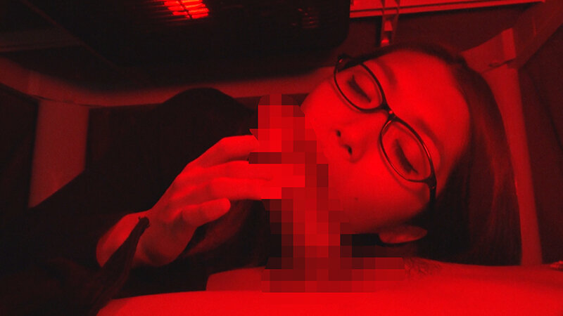 至近距離に旦那が居るのにコタツの中では…寝取られ