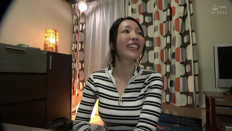 潮吹きで照れちゃう！スレンダー美ボディ奥さん