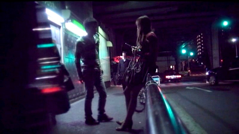 夜のコインロッカーで散々イチャイチャして別れを惜しむカップルを見つけ、別れた後に彼女をナンパしてヤル！ 2