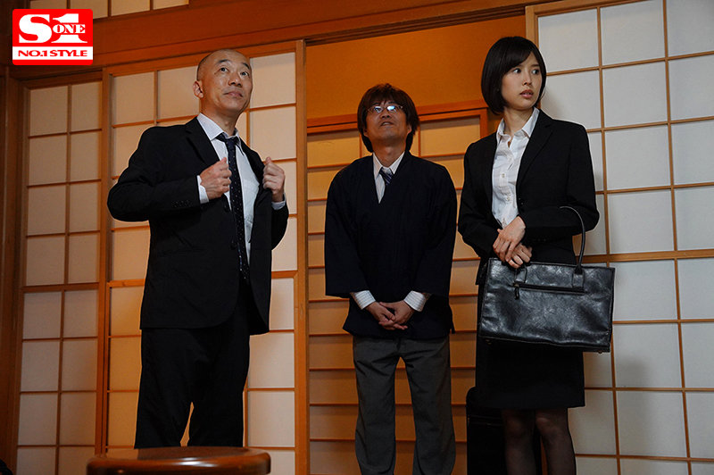 深夜23時、終電逃し出張先のポツンと一軒宿で嫌いな上司と相部屋に…。 絶倫中年オヤジにひたすらイカされ続け気がつけば朝になっていた… 葵つかさ葵つかさ