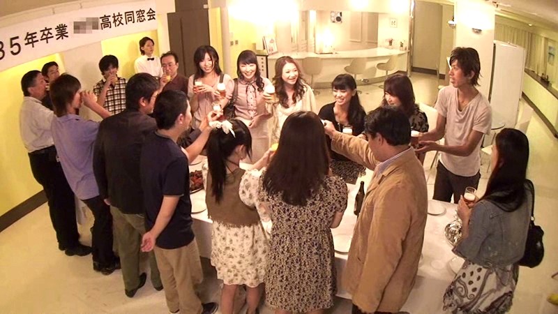 子連れの同窓会 当時クラスでマドンナ的存在だった美熟女とその同級生の20代息子をその気にさせてSEXさせる 2