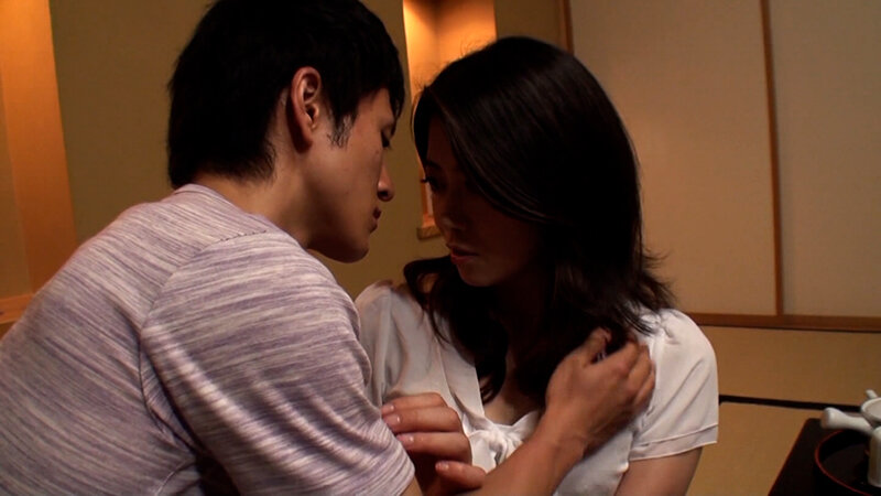 禁断の背徳行為に溺れる美熟女の淫乱中出しSEX！心では抗っていてもカラダが我慢出来ない！