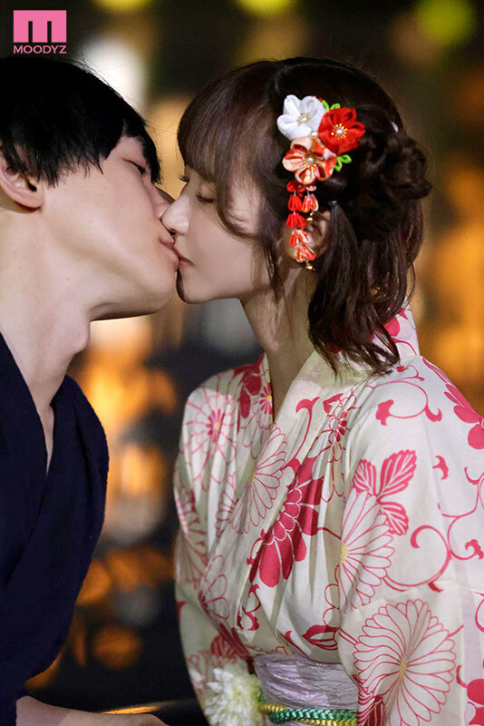 花火大会で突然の大雨 彼にふられて駆けつけてくれた幼馴染と駆け込んだラブホ相部屋で朝陽が昇るまでずぶ濡れのまま何度も中出しSEXしまくった 小野六花小野六花