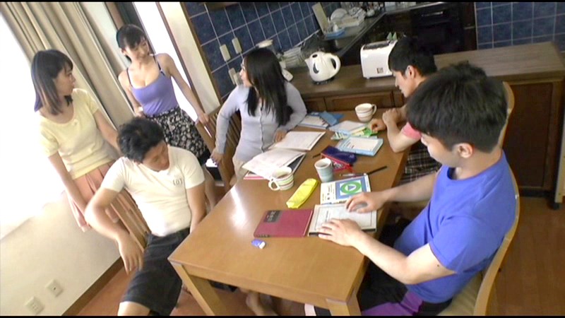 ママ友3人で、出来の悪い息子たちの勉強を見ていたら、息子の友達に体を求められ、欲求不満だったので内緒でエッチしちゃった母親たち。大橋ひとみ・立花美里・尾崎玲奈