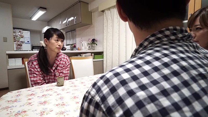 寝取り母 4 実は計画的に娘のダンナを寝取りたい母は、朝からオ●ンコが濡れまくりで2回も下着を取り替える始末。そしていざ決戦の日。今日はとっておきのお香水たっぷり振りかけて、娘婿を誘惑しますっ！！彩奈リナ（七原あかり）・谷原希美・篠宮千明