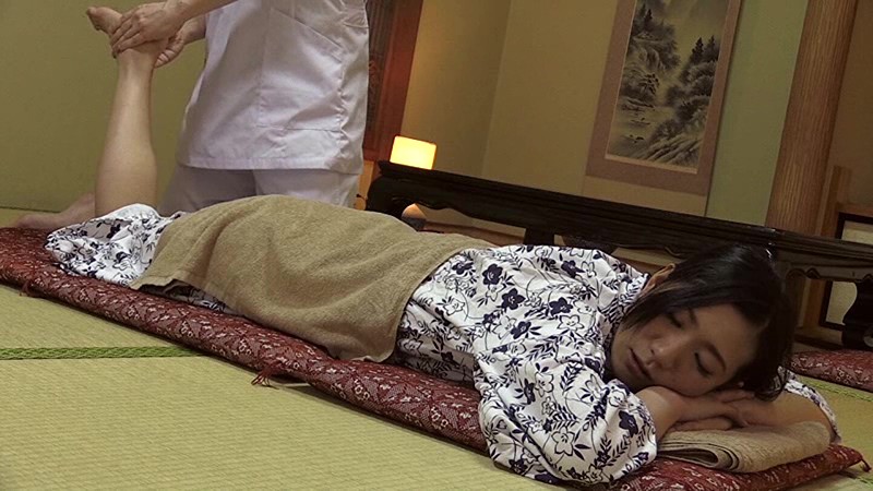 温泉宿のマッサージを頼んだ夫婦。奥さんが先にマッサージを受けることになり、旦那が外出。次第にきわどい部分を攻める温泉宿のマッサージに困惑するが、欲求不満もあって次第に発情？！小崎里美・和泉潤・湯本珠未
